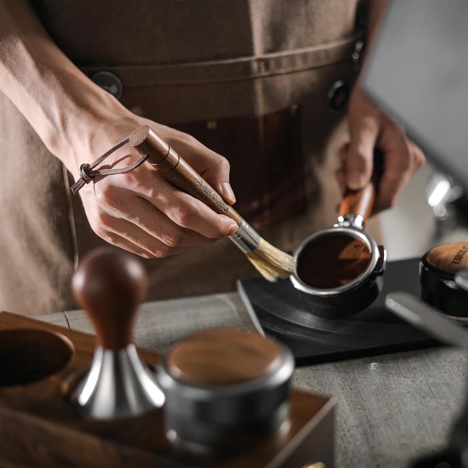 MHW-3BOMBER Barista Wings Cylindrical Brush Walnut