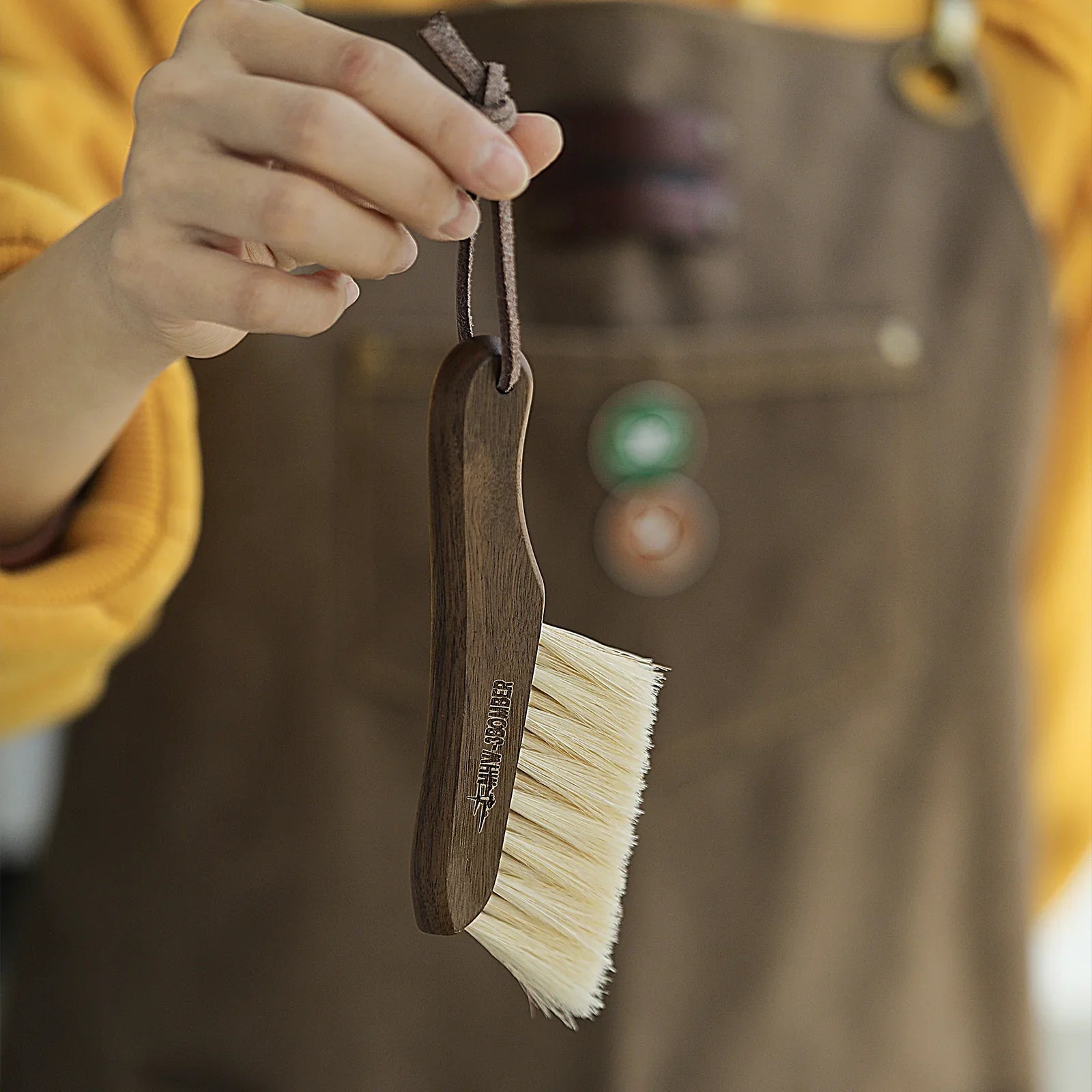 MHW-3BOMBER Knife Brush 130mm*33mm (white-walnut + horse hair)